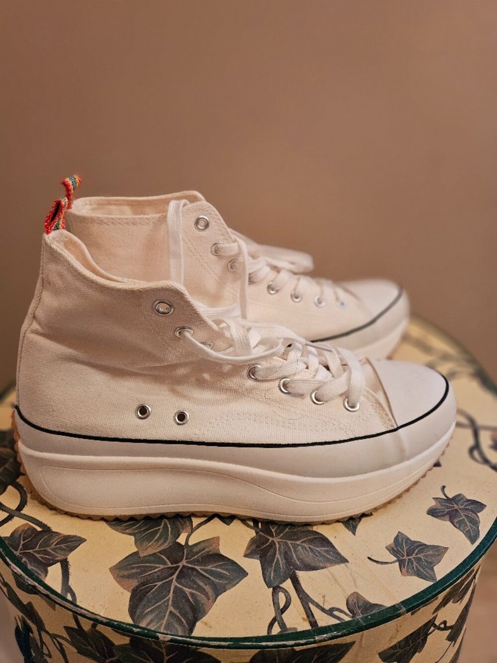 High top sneaker